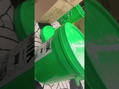 Οθόνη που τυπώνει τους άσπρους πλαστικούς κάδους 5 γαλόνι με το καπάκι